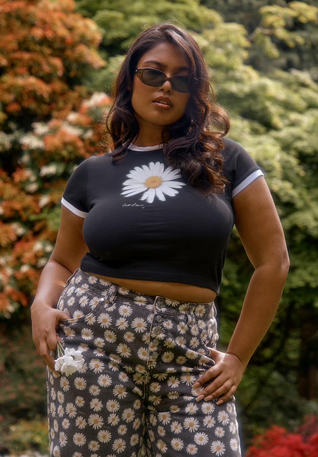 THE DAISY TEE
