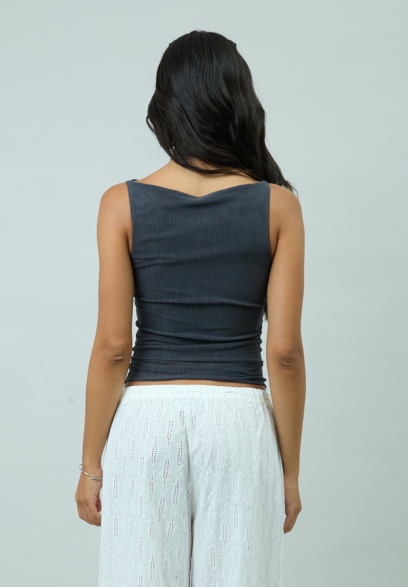 DOUBLE LAYER SLEEVELESS MESH TOP
